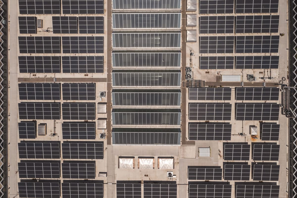 Twee zonne-installaties in Leuven maken publieke infrastructuur klaar voor de toekomst