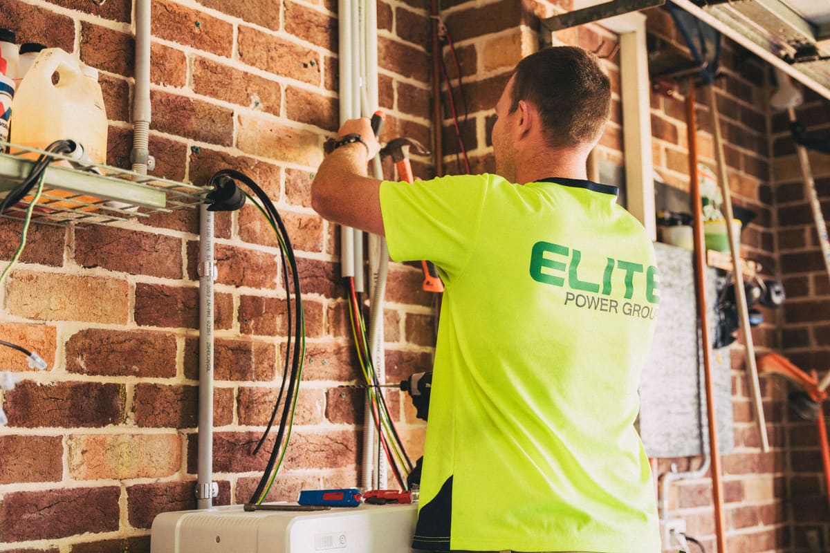 Wat is een thuisbatterij met slimme sturing?