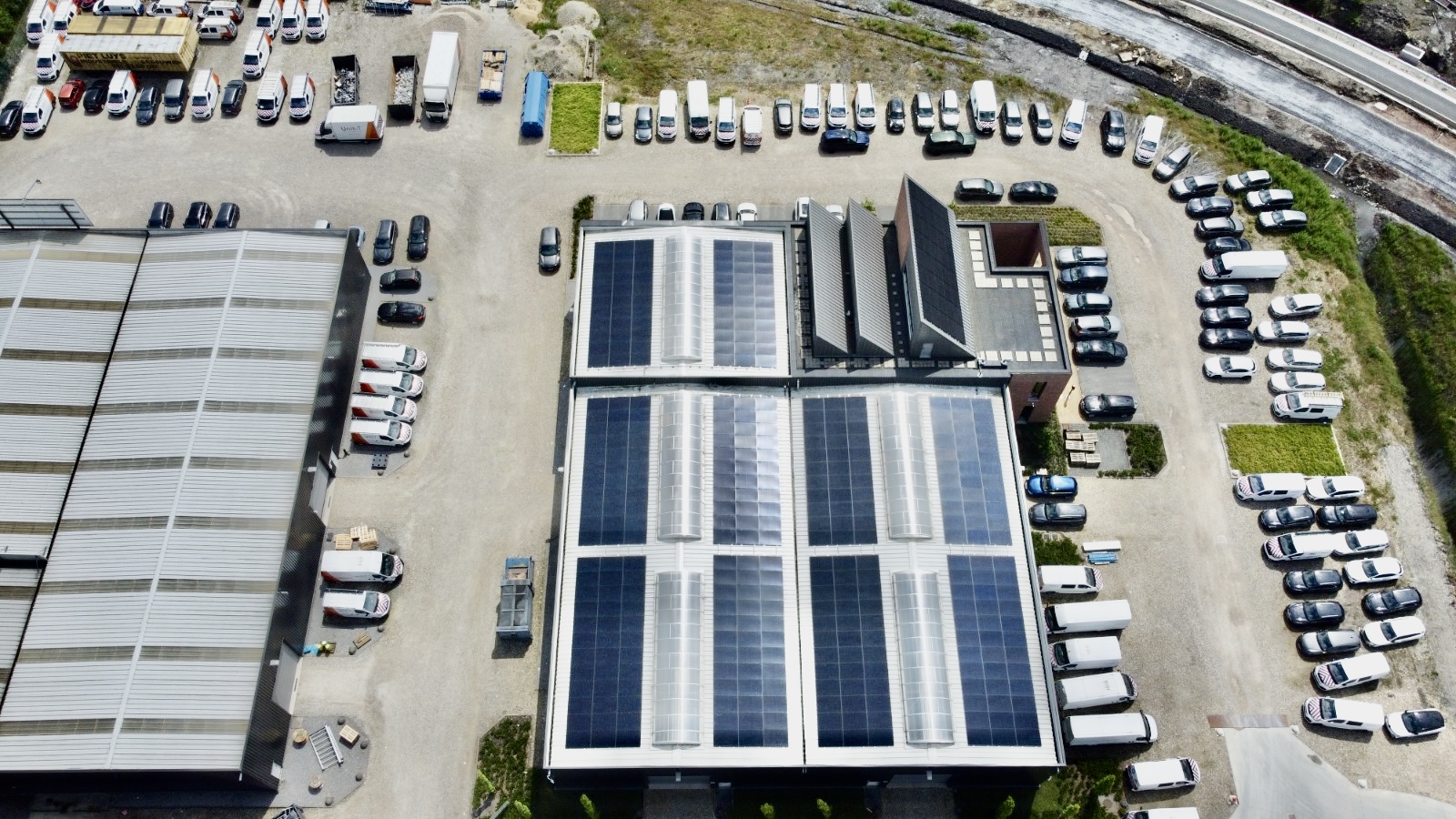 Zonnepanelen op een groot publiek of zakelijk dak