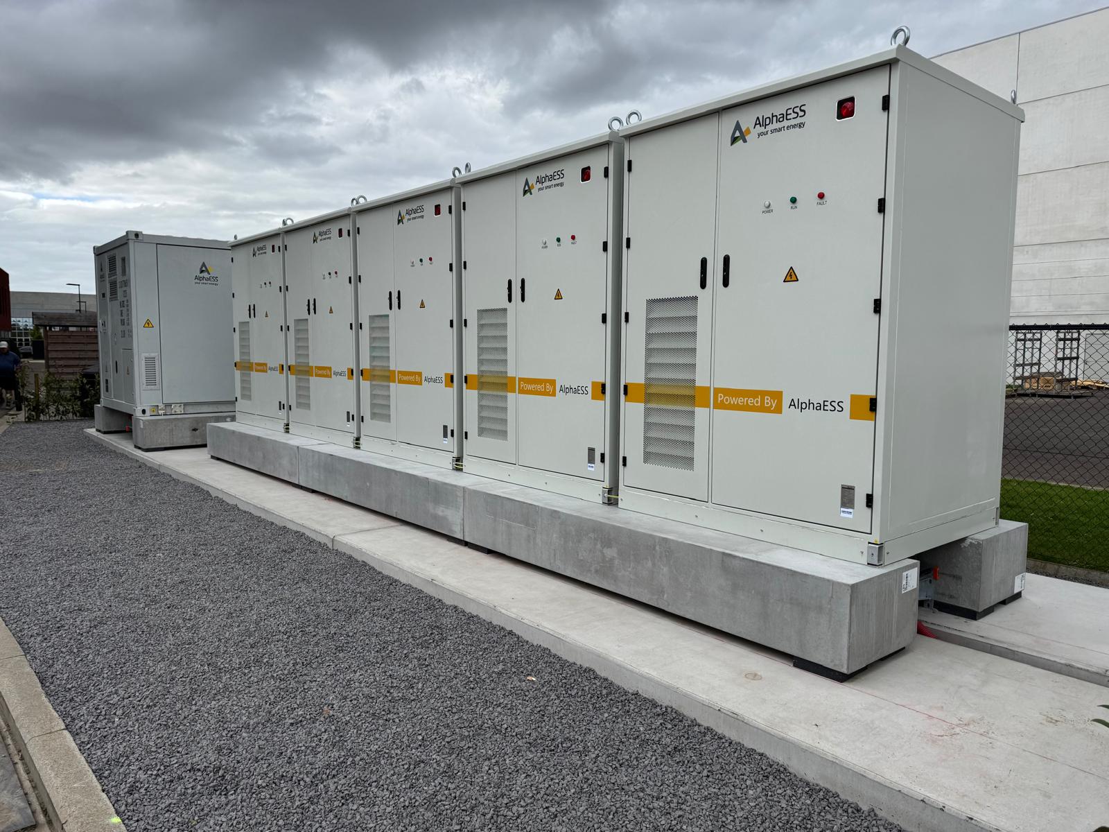 Industriële batterij-installatie in operatie